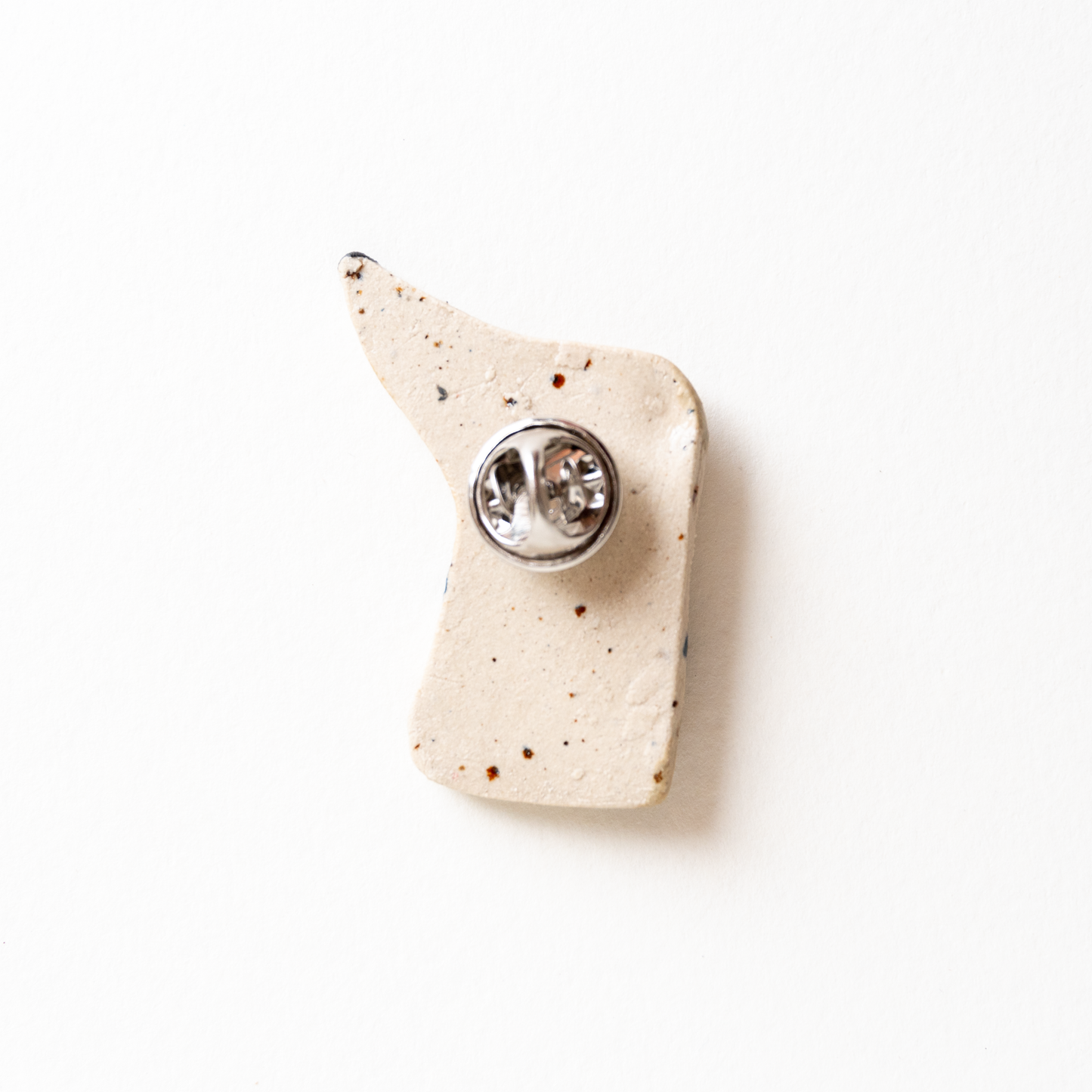 Cane | Spilla in ceramica
